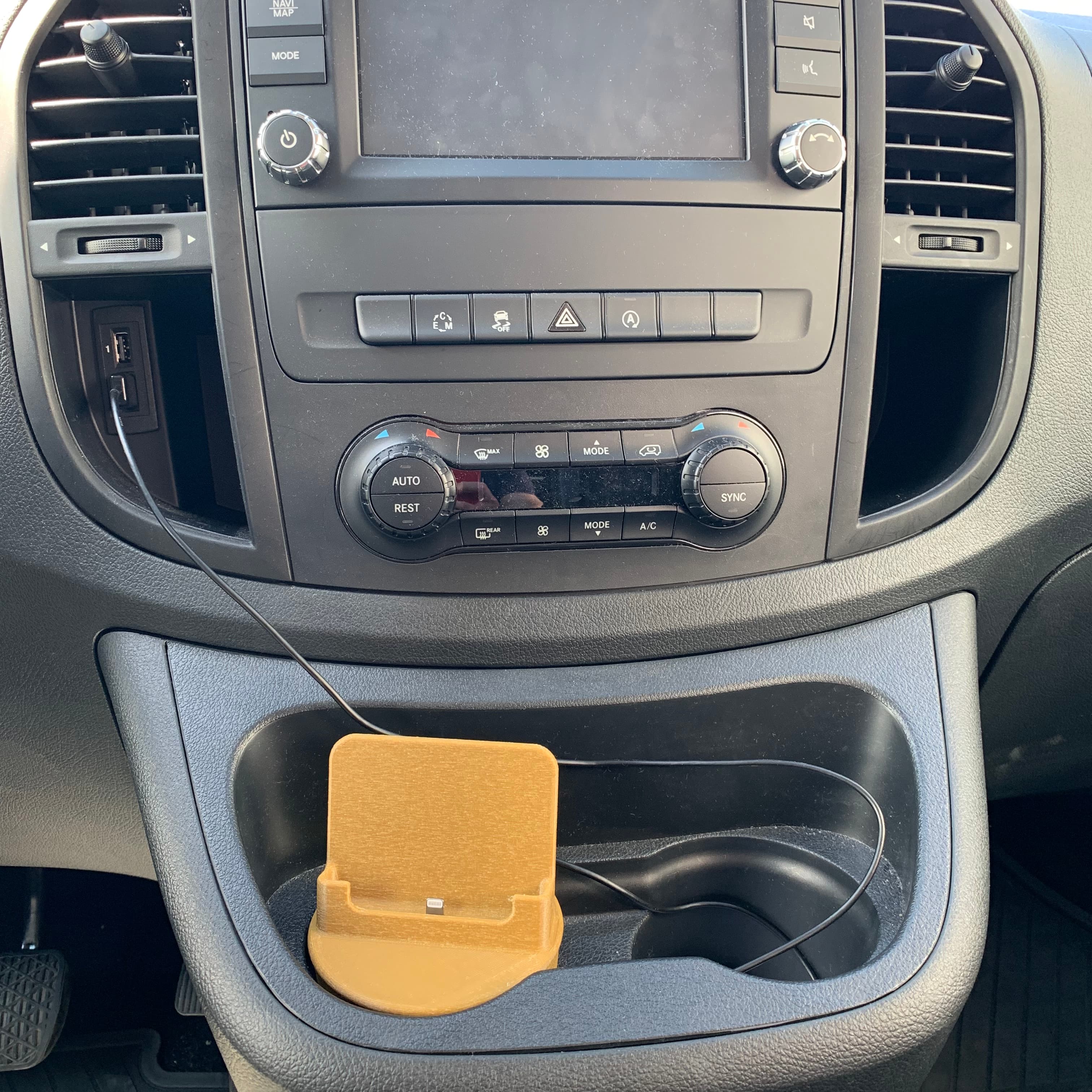 Centre-Console iPhone 12 Charging Dock
